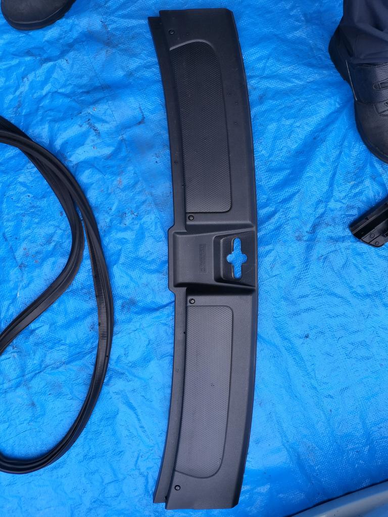 PISADERA DE COMPUERTA NISSAN WINGROAD 2005-2018 WAGON Y12 JY12