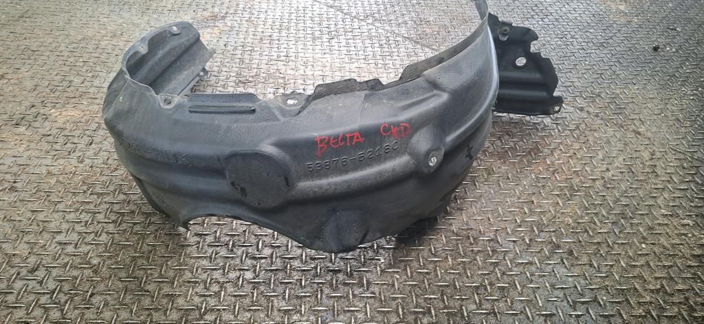 PLASTICO DE GUARDAFANGO LH TOYOTA BELTA 2005-2012 SEDAN KSP92 SCP92