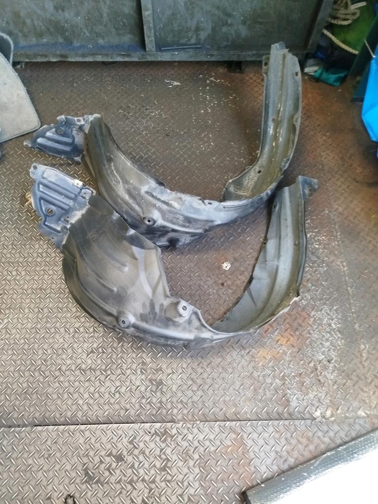 PLASTICO DE GUARDAFANGO PAR TOYOTA BELTA 2005-2012 SEDAN KSP92 SCP92