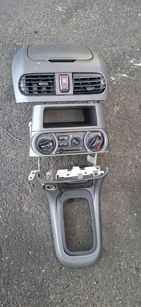 CONSOLA DE RADIO NISSAN SUNNY 1998-2004 SEDAN B15 SB15