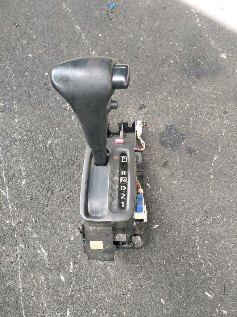 PALANCA DE CAMBIO A/T NISSAN SUNNY 1998-2004 SEDAN B15 SB15