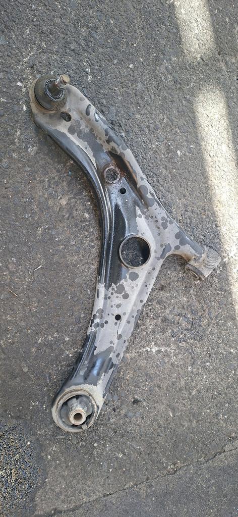 TRAPECIO LH TOYOTA RAUM 2003-2011 HATCHBACK NCZ20 NCZ25