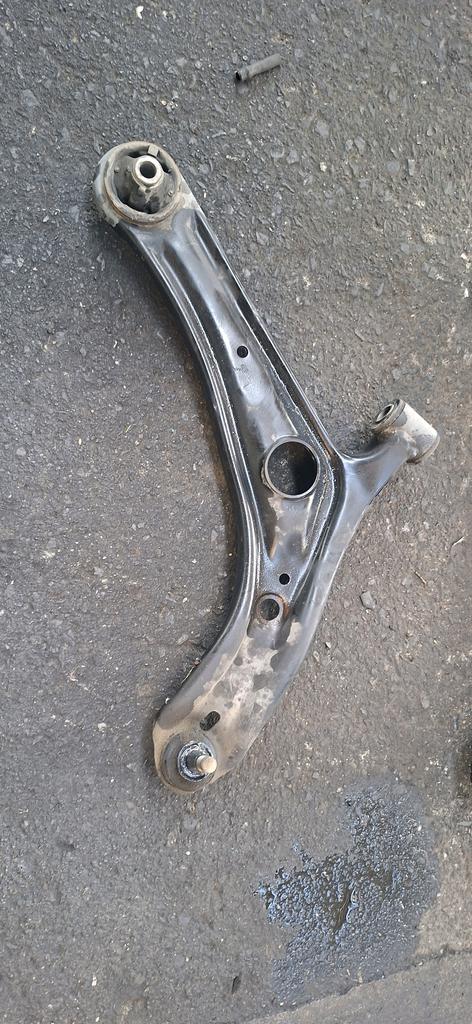 TRAPECIO RH TOYOTA RAUM 2003-2011 HATCHBACK NCZ20 NCZ25