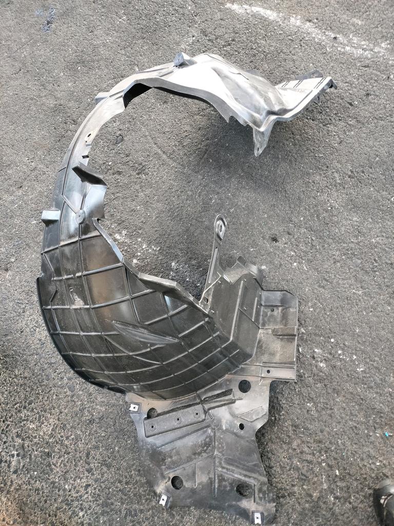 PLASTICO DE GUARDAFANGO LH NISSAN AD VAN 2006-2021 VAN VY12 Y12