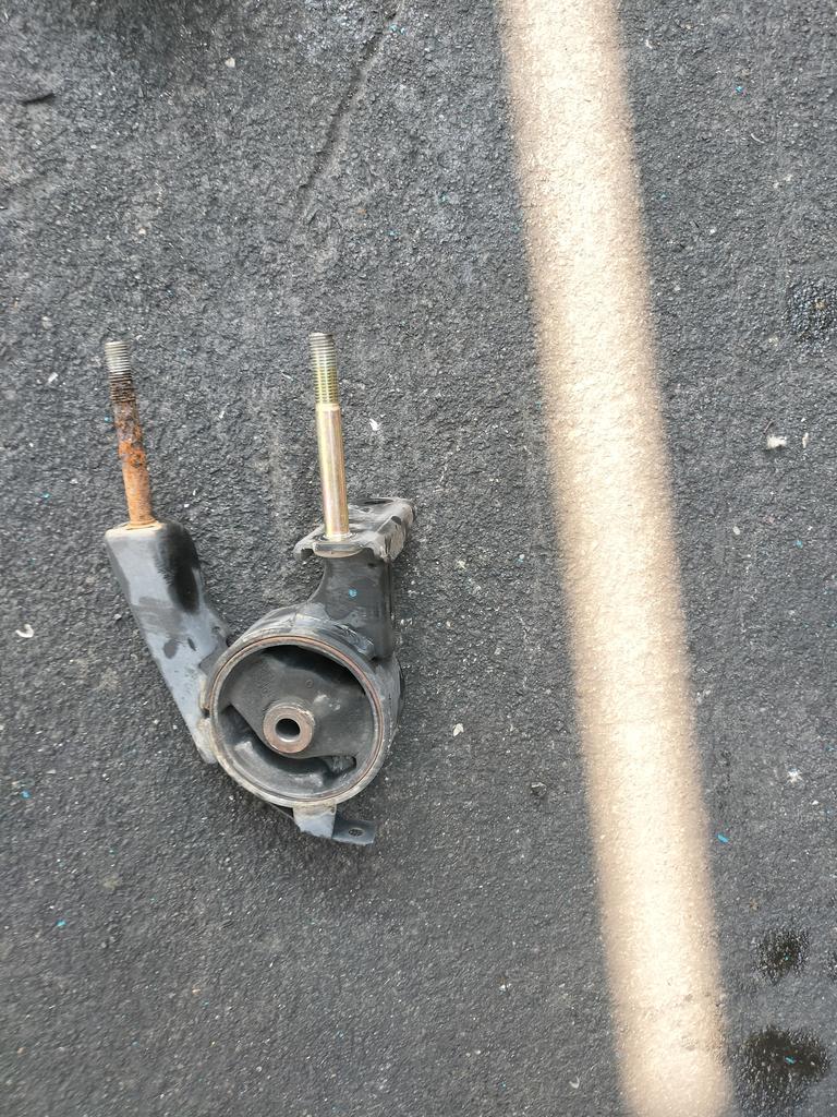SOPORTE DE MOTOR PUENTE TOYOTA BB 2000-2005 HATCHBACK NCP30 NCP35