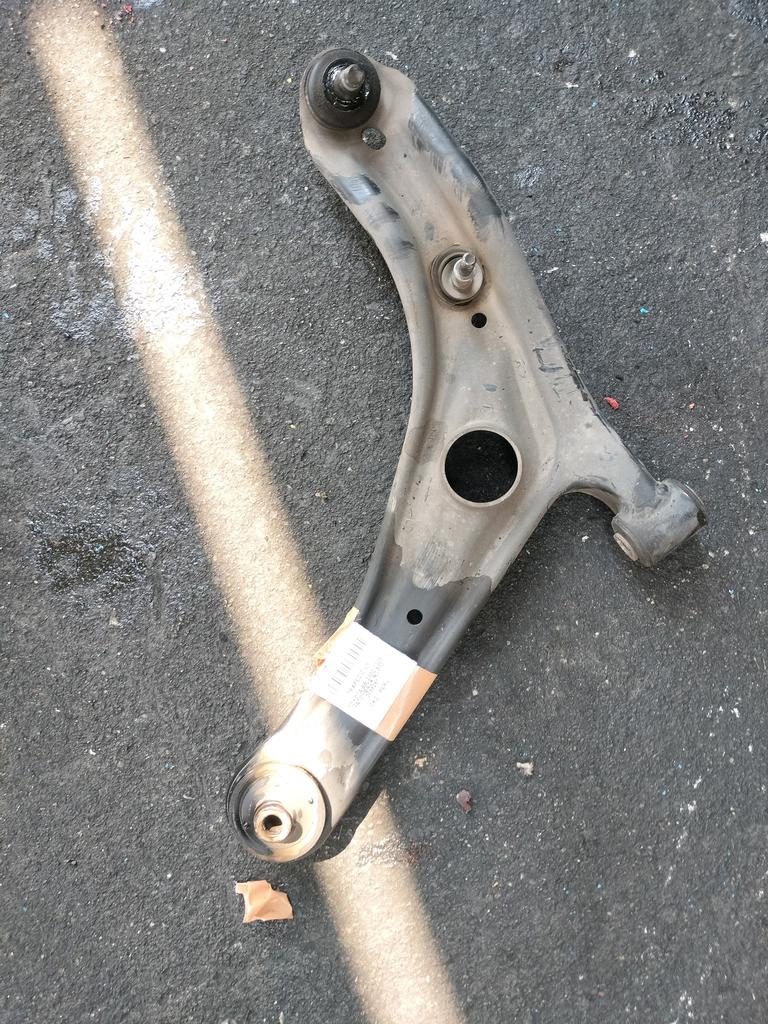 TRAPECIO LH TOYOTA BB 2000-2005 HATCHBACK NCP30 NCP35