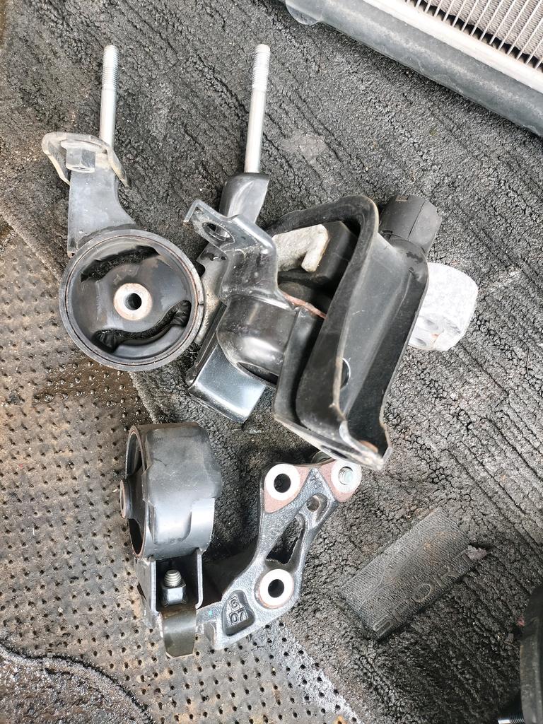 SOPORTE DE MOTOR TOYOTA PORTE 2004-2012 HATCHBACK NNP10 NNP15